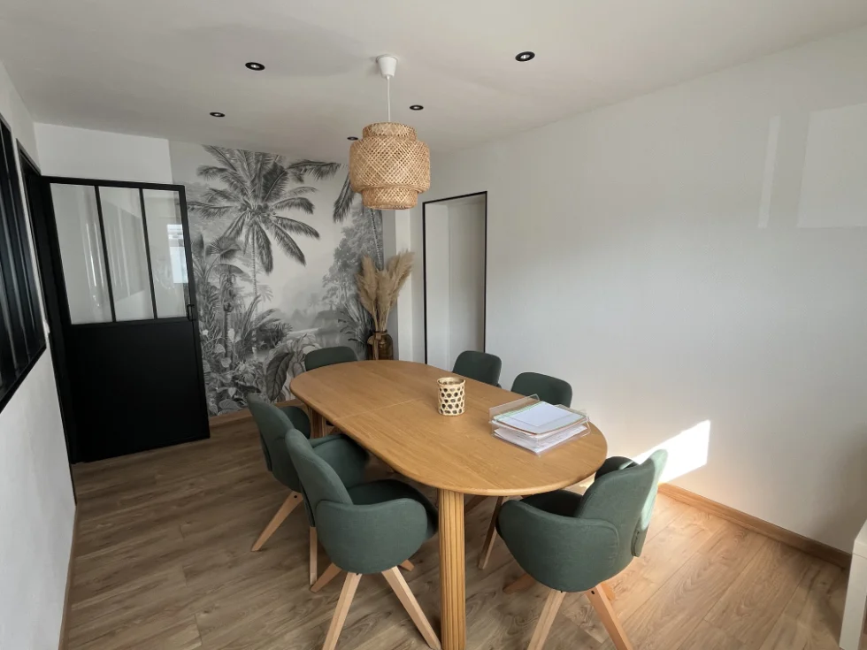 une table pouvant accueillir 6 personnes dans la salle de réunion