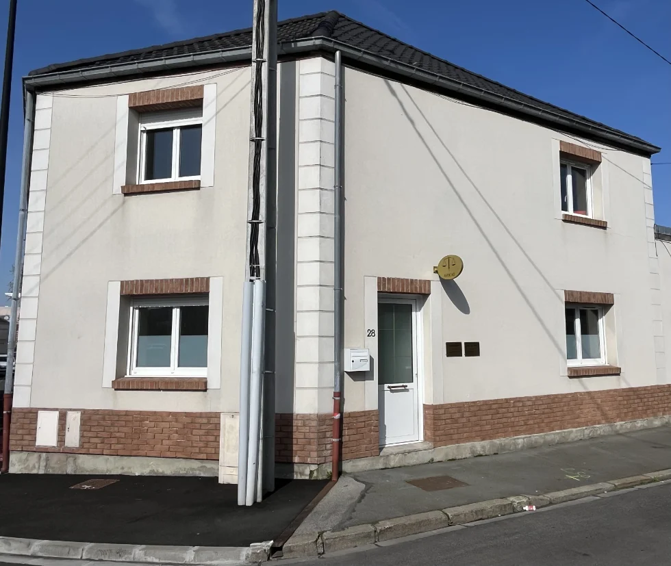 cabinet d'avocat dans un grand batiment aux murs blanc et briques